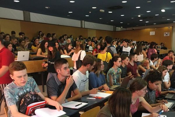 Les amphis de l'Université d'Auvergne ont fait le plein à Clermont-Ferrand. Le nouveau système d'inscription Parcours Sup sera amélioré pour la rentrée prochaine.