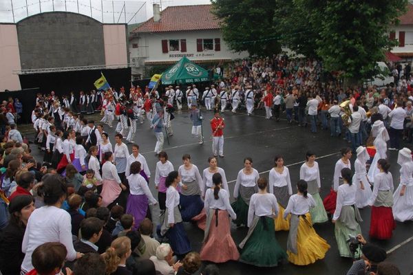 Tout le village se mobilise pour cet événement très attendu comme ici à Itxassou (2007)