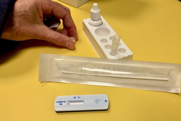 Un kit de test antigénique, l'écouvillon, le liquide réactif et la plaquette qui deviendra rose en cas de positivité au covid-19
