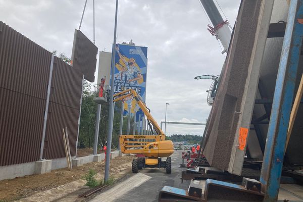 Des panneaux sont posés le long du périphérique lyonnais afin de réduire les nuisances sonores pour les riverains.