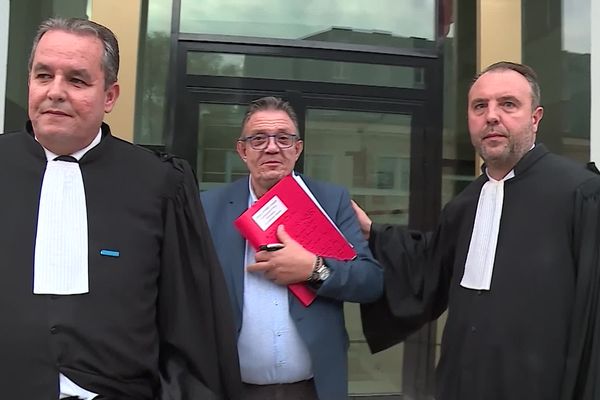 Joseph Afribo, au centre, à la sortie de l'audience devant le tribunal correctionnel de Charleville-Mézières (Ardennes), le 21 octobre dernier.