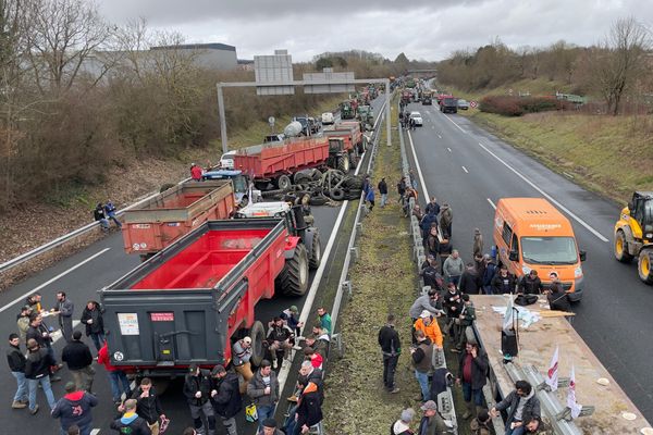 L'autoroute A10 est totalement coupée, dans les deux sens, au niveau de Saintes. Des déviations sont mises en place.