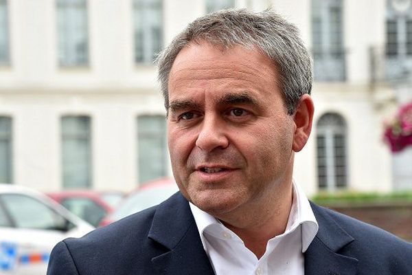 Xavier Bertrand explique que les migrants veulent aller en Angleterre "car il n'y a pas besoin de papiers là-bas". 