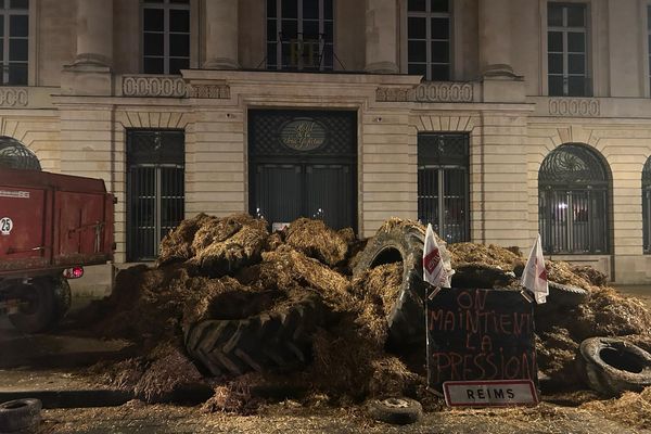 Les Jeunes Agriculteurs de la Marne ont déversé du fumier et des pneus, notamment devant la sous-préfecture de Reims.