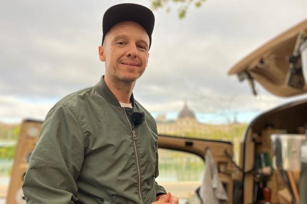 Vincent, Barista ambulant à Lyon. Le pro du perco est installé sur "la plus belle terrasse" de la ville. (sept. 2023)