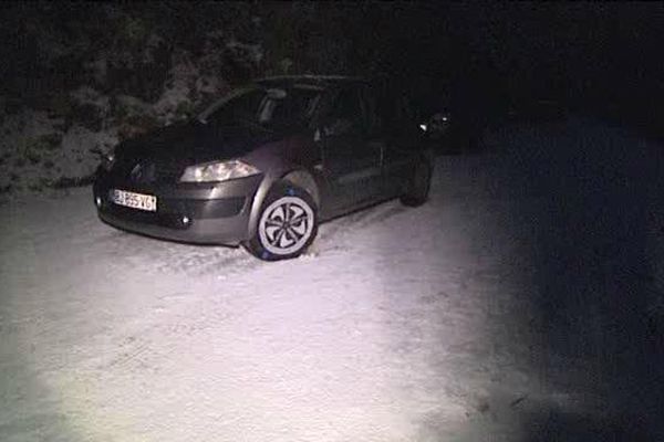 Les véhicules abandonnés sur la route dimanche soir sont toujours sur place ce lundi matin. 