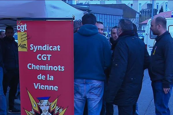 Un piquet de grève devant la gare de Poitiers