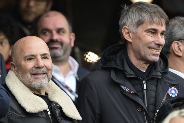 L'entraîneur argentin Jorge Sampaoli dans les tribunes du Roazhon Park, avec le directeur sportif du Stade rennais, Frederic Masssara