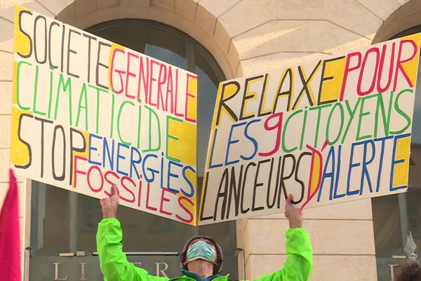 Abandon des poursuites contre ces militants accusés d'avoir dégradé une banque à Nice.