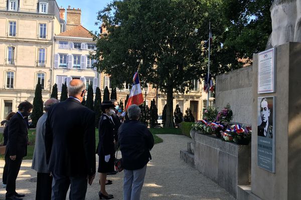 Cérémonie d'hommage à Troyes, place Jean Moulin, le 27 mai, à l'occasion de la Journée nationale de la Résistance