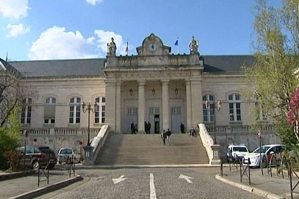 La présidente du tribunal de grande instance d'Auxerre a démissionné : elle dénonce l'ambiance qui règne au tribunal.