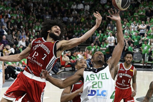 Louis Labeyrie (à gauche, en rouge) lors d’un match avec Villeurbane.