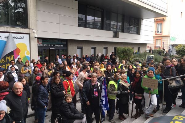 Environ 300 manifestants s'étaient rassemblés devant la Clinique Mutualiste de Grenoble le 30 janvier 2020