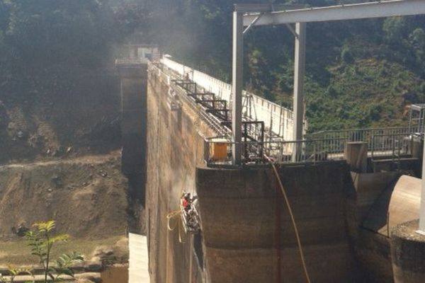 Guerlédan : une paroi de béton haute de 46 mètres et longue de 206 mètres