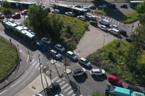 La place Leclerc de Besançon, paralysée par les voitures.