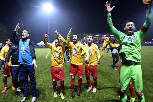 Les joueurs vitréens savourent leur victoire en fin de match contre Lyon Duchère AS en huitième de finale.