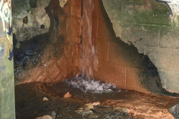 Des milliers de litres d'eau se déversent dans la Loire par cette fissure sous le pont Anne-de-Bretagne à Nantes.