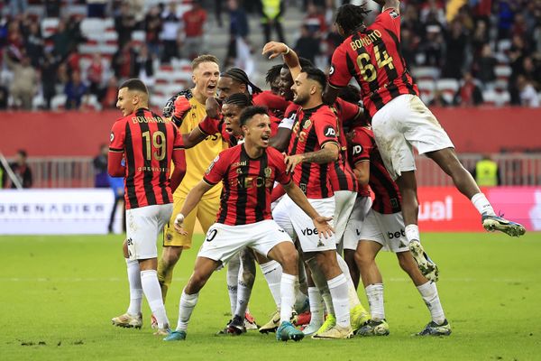 Sofiane Diop et les niçois laissent exploser leur joie après l'égalisation à deux buts partout.