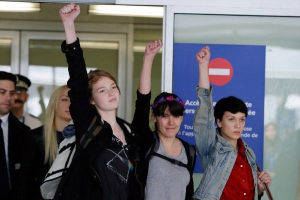 11h30 ce matin les trois Femen libérées cette nuit en Tunisie, sont revenues en France