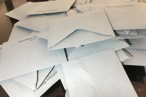 Législatives - Enveloppes dans une urne pour le premier tour des élections législatives en Corse 