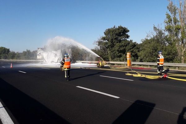 Lespignan (Hérault) - L'autoroute A9 reste coupée dans le sens concerné par l'incendie. 22 septembre 2021.