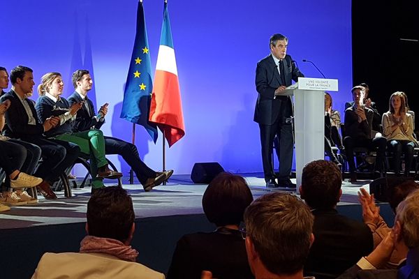 Dans la dernière ligne droite de la course à la présidentielle, le candidat du parti des Républicains est venu rencontrer ses fidèles à la Grande Halle d'Auvergne.