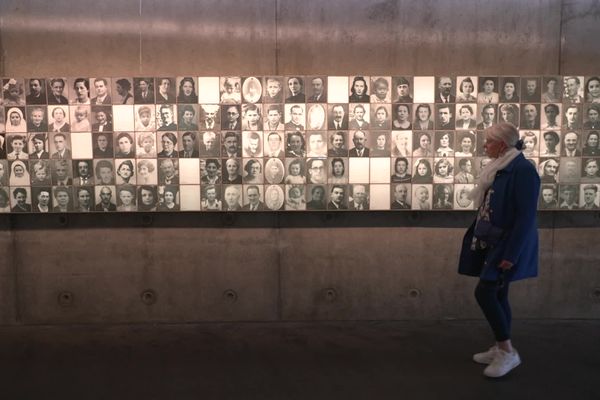 À la sortie du Centre de la mémoire d'Oradour-sur-Glane, au moment d'entrer dans l'ancien village en ruines, les visiteurs peuvent contempler les visages des 643 victimes du massacre du 10 juin 1944.