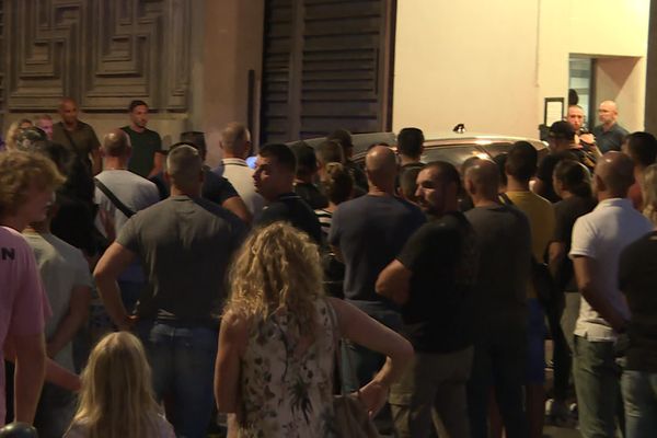 Une centaine de policiers rassemblés, hier soir, devant l'hôtel de police de Marseille.