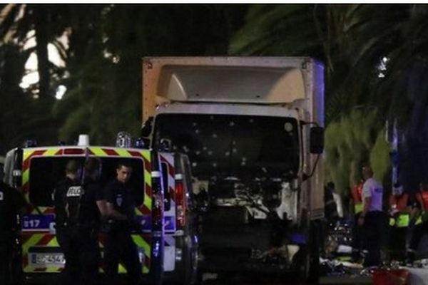 Plusieurs dizaines de personnes ont été tuées jeudi soir dans un attentat à Nice, lorsqu'un camion a foncé sur la foule qui assistait au feu d'artifice sur la Promenade des Anglais.
