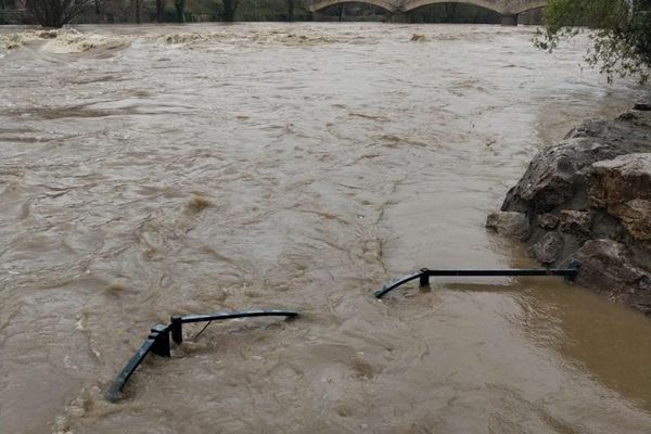 La rivière Cesse dans le département de l'Aude, est sous très haute surveillance. Une crue a été constatée en début d'après-midi ce samedi du côté de Bize-Minervois, suiive d'une légère décrue dans l'après-midi.