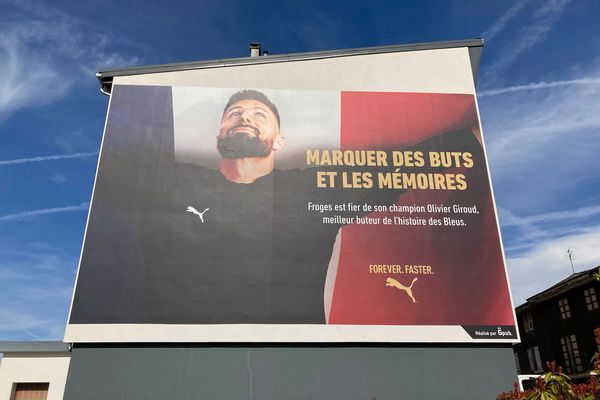 Un collage en l'honneur d'Olivier Giroud à Froges en Isère.