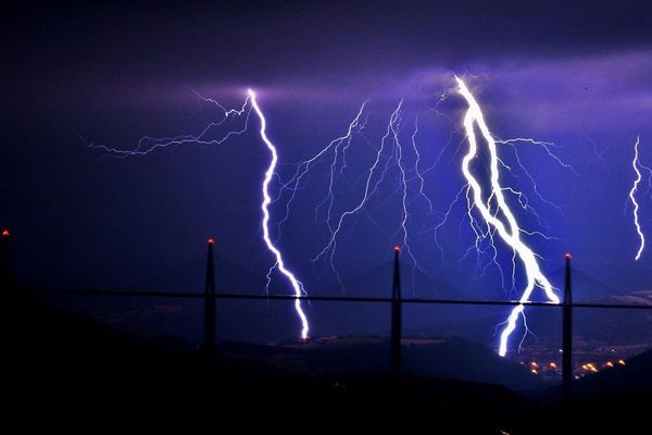 Photo d'archive : orage sur le viaduc de Millau