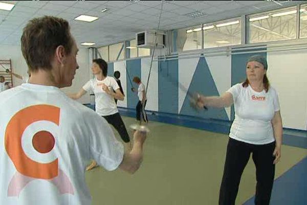 Chaque mercredi, dans le Gymnase de la faculté de médecine de la Timone, les patients font de l'escrime avec l'association CAMI13.