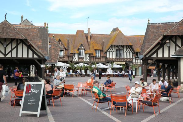 Deauville s'apprête à accueillir 60 000 visiteurs pour la 50ᵉ édition de son festival du cinéma américain, du 6 au 15 septembre 2024.