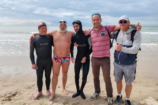 Enzo Bruno, au milieu de la photo en combinaison, n'a pas pu traverser entièrement la Manche à cause de courants défavorables.