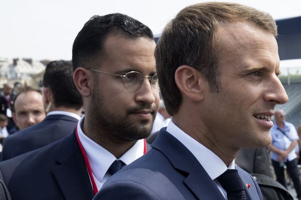 Une photo prise le 14 juillet 2018 montre le président de la République, Emmanuel Macron, et Alexandre Benalla, à la fin du défilé à Paris.
