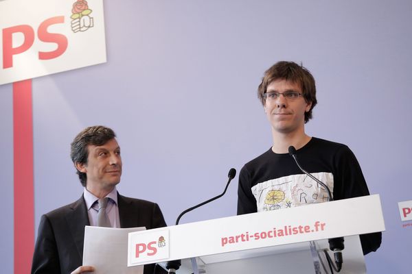 Thierry Marchal Beck (President du Mouvement des jeunes socialistes) et David Assouline lors d'un point presse au siege du Parti Socialiste à Paris (29 Avril 2013).
