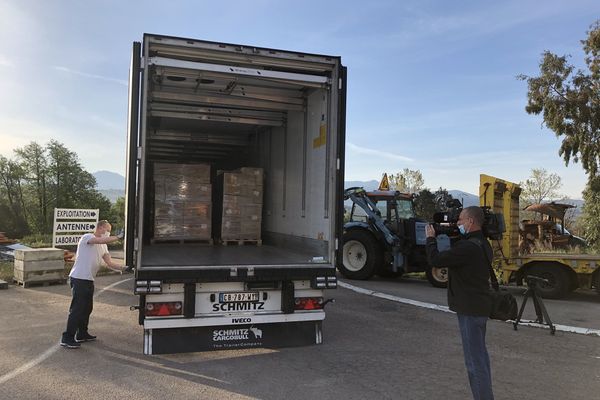 Les cartons ont été réceptionnés tôt ce matin, puis envoyés à la Caldnaniccia pour être désinfectés.