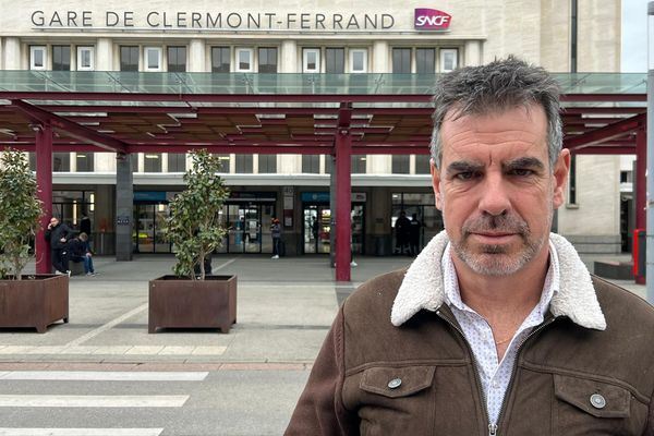 Olivier est l'un des contrôleurs en grève pour une meilleure rémunération et de meilleures conditions de travail ce 16 février 2024 à Clermont-Ferrand.