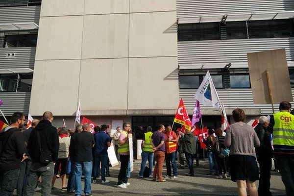 Manifestation d'une intersyndicale devant la direction du travail à Limoges 