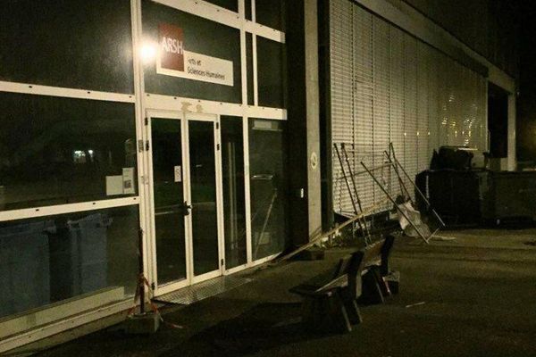 Les "anti blocage" ont mené leur opération en pleine nuit pour dégager les entrées du bâtiment des Arts et Sciences Humaines sur le campus de l'université Grenoble Alpes.