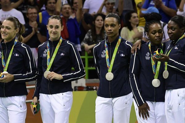 Laura Glauser, Camille Ayglon Saurina, Allison Pineau, Estelle Nze-Minko et Siraba Dembele  remportent la médaille d'argent aux jeux olympiques de Rio le 20 aôut 2016