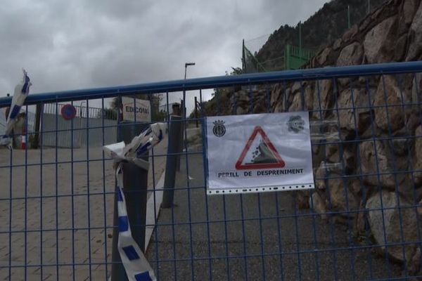 Suite à l'éboulement, plusieurs rues du quartier ont été fermées à la circulation.