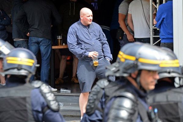 Des supporters anglais surveillés de près à Lille.