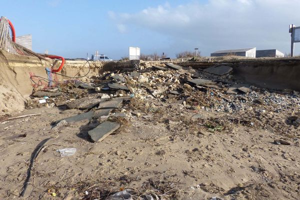 Les tempêtes et les fortes marées accélèrent l'érosion du littoral charentais-maritime.