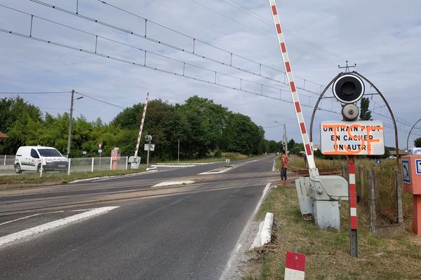 L'un des trois passages à niveau surveillé par des agents de la SNCF, au Teich, ce mercredi 19 juin. 