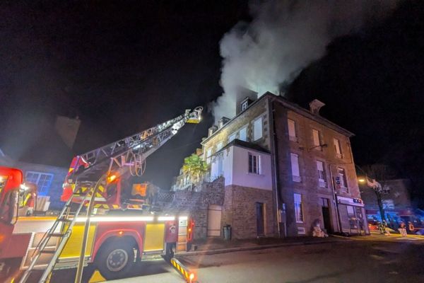 L'échelle aérienne déployée par les sapeurs-pompiers de la Manche a permis le sauvetage d'une personne réfugiée sur le toit.