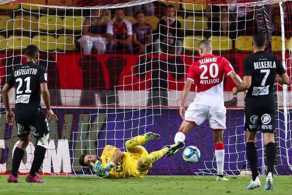 L'attaquant monégasque Islam Slimani tente de marquer un but face au gardien brestois Gautier Larsonneur lors du match de ligue 1 entre Monaco et le Stade Brestois au stade Louis II à Monaco - 28/09/2019