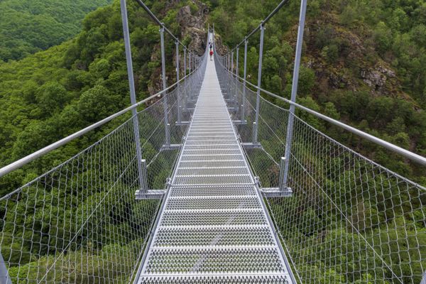 La passerelle de Mazamet dans le Tarn se balance à 70 mètres de hauteur.