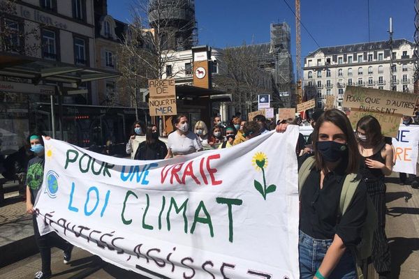 A Clermont-Ferrand, ce dimanche 28 mars, les manifestants ont réclamé "une vraie loi climat".